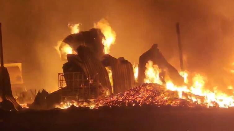 Bhiwandi Fire Incident fire broke at scrap warehouse in Bhiwandi Fire brigade reached spot marathi news Bhiwandi Fire : भिवंडीत भंगारच्या गोदामाला भीषण आग; घटनास्थळी अग्निशमन दल दाखल; आठ दुकानं जळून खाक