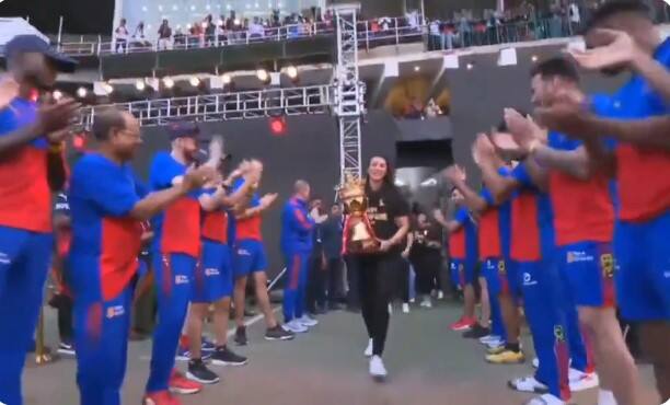 virat-kohli-and-other-rcb-mens-players-give-guard-of-honour-to-wpl-2024-champions-smriti-mandhana-and-her-team Video: ‘હમારી છોરી છોરો સે કમ હૈ કા’, કોહલી સહિતના ખેલાડીઓએ RCBની મહિલા ટીમને આપ્યું ગાર્ડ ઓફ ઓનર