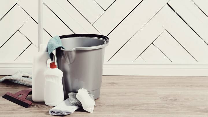 बेकिंग सोडा और पानी: बेकिंग सोडा और पानी का पेस्ट बनाएं और इसे टाइल्स पर लगाएं. कुछ मिनटों के लिए इसे वहीं छोड़ दें, फिर एक स्क्रबिंग ब्रश से रगड़ें और धो लें.