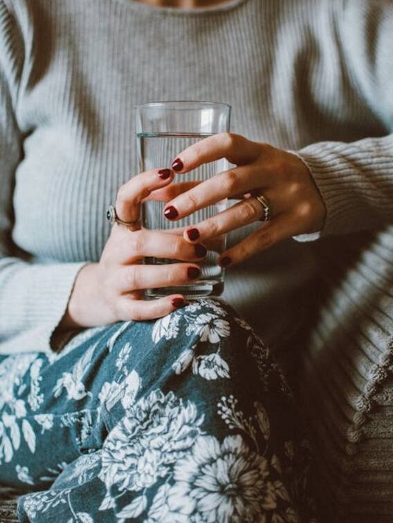 खाना खाने के बीच पानी पीना सही है या गलत