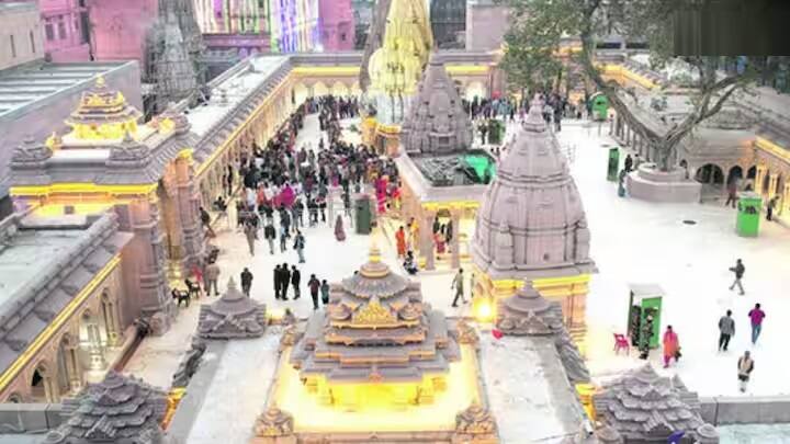 11મી સદીમાં ગહડવાલના ગોવિંદાચાર્યએ કાશીને પોતાની રાજધાની બનાવી હતી. તેઓ વૈષ્ણવ સંપ્રદાયના અનુયાયી હતા, પરંતુ શૈવ સંપ્રદાયને પણ માન્યતા આપતા હતા, તેમની પત્નીઓ બૌદ્ધ ધર્મમાં માનતી હતી. તેમણે મંદિર માટે પણ યોગદાન આપ્યું હતું.