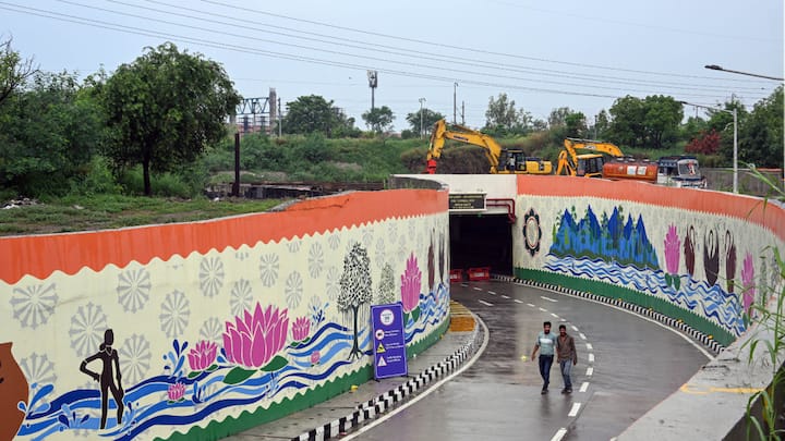 Pragati Maidan Tunnel Closed: प्रगति मैदान सुरंग मरम्मत और रखरखाव कार्य के कारण 18 अप्रैल तक रात के दौरान बंद रहेगी. दिल्ली यातायात पुलिस ने एक परामर्श में यह जानकारी दी.