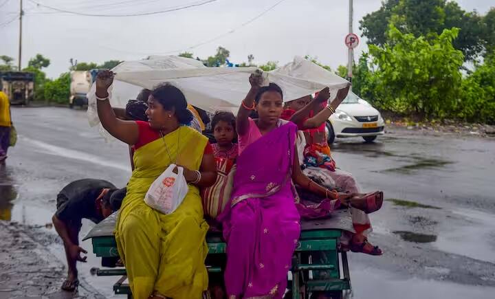 બિહારના કેટલાક વિસ્તારોમાં પણ તેની અસર જોવા મળી શકે છે. હવામાન વિભાગે જણાવ્યું હતું કે મધ્ય ભારત અને પૂર્વ ભારતના ભાગોમાં આગામી બે દિવસ દરમિયાન વરસાદ પડી શકે છે. ઉત્તર ભારતમાં હોળી દરમિયાન હવામાન શુષ્ક અને ગરમ રહેશે. હોળીના દિવસે દિલ્હીમાં તાપમાન 33 ડિગ્રી સુધી પહોંચવાની શક્યતા છે.