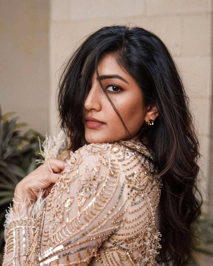 అలాగే గతేడాది సుధీర్ బాబు హీరోగా నటించిన ‘మామా మశ్చింద్రా’ మూవీలో తళుక్కున మెరిసింది. కీలక పాత్రలో నటించినా.. మూవీ హిట్ కొట్టకపోవడంతో మళ్లీ అవకాశాలు రాలేదు. (Images Credit: Eesha Rebba/Instagram)