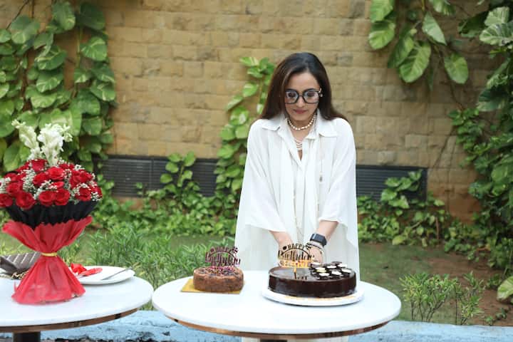 Bollywood actress Rani Mukherjee is one of the most favorite celebrities of the industry.  Rani Mukherjee will turn 46 on March 21.  Earlier, the actress celebrated her birthday with the paps on 20th March i.e. today.