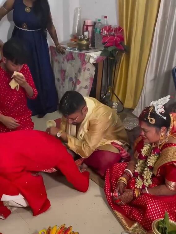 Video: जीजा के पैर पकड़कर रोने लगा भाई, देखकर भावुक हुए लोग