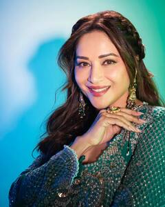 Madhuri Dixit : प्रिन्सेस लूकमध्ये दिसली माधुरी दीक्षित; चाहते घायाळ!