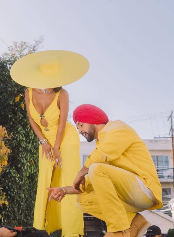 ਦਰਅਸਲ, ਦੋਸਾਂਝਾਵਾਲੇ ਵੱਲੋਂ ਆਪਣੇ ਸੋਸ਼ਲ ਮੀਡੀਆ ਹੈਂਡਲ ਉੱਪਰ ਸਵੀਟੀ ਨਾਲ ਕਈ ਸ਼ਾਨਦਾਰ ਤਸਵੀਰਾਂ ਸ਼ੇਅਰ ਕੀਤੀਆਂ ਗਈਆਂ ਹਨ। ਇਨ੍ਹਾਂ ਤਸਵੀਰਾਂ ਵਿੱਚ ਉਹ ਦੋਵੇਂ ਪੀਲੇ ਰੰਗ ਦੀ ਟਵੀਨਿੰਗ ਕਰਦੇ ਹੋਏ ਵਿਖਾਈ ਦੇ ਰਹੇ ਹਨ।