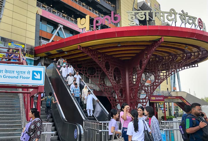 दिल्ली मेट्रो में शराब की बोतल तो लेकर जा सकते हैं, लेकिन शराब पीने पर पूरी तरह से प्रतिबंध है. ऐसा करने पर आपके खिलाफ कार्रवाई हो सकती है.