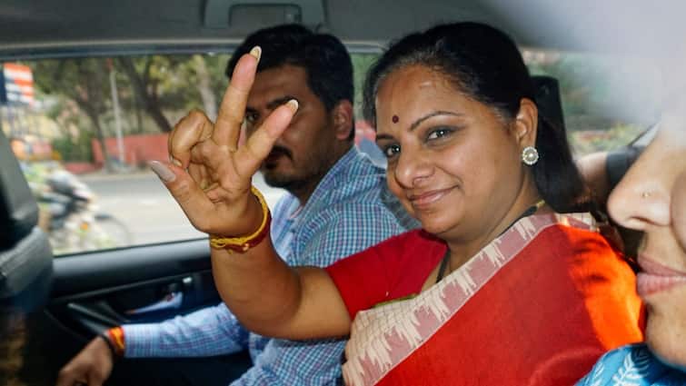 BRS K Kavitha allows to meet sons mother in ED custody moves supreme court against arrest in delhi liquor policy case K Kavitha: ईडी के खिलाफ सुप्रीम कोर्ट पहुंची बीआरएस नेता कविता, हिरासत में बेटों और मां से मिलने की मिली इजाजत
