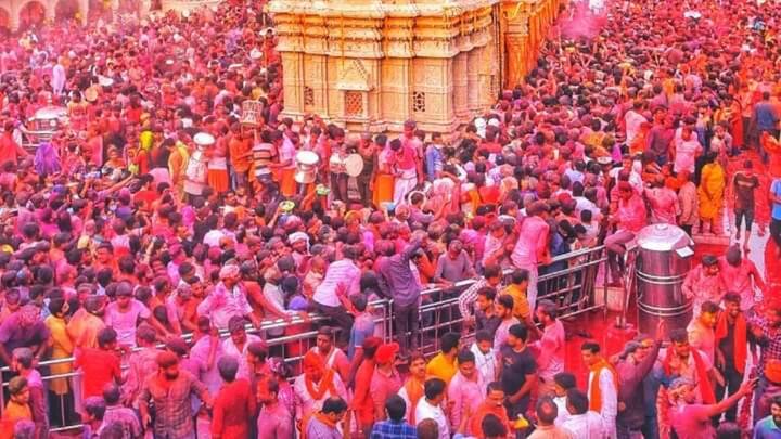 आप कृष्णजन्मभूमि, बांके बिहारी मंदिर, रंगनाथ मंदिर, प्रेम मंदिर भी देख सकते हैं.