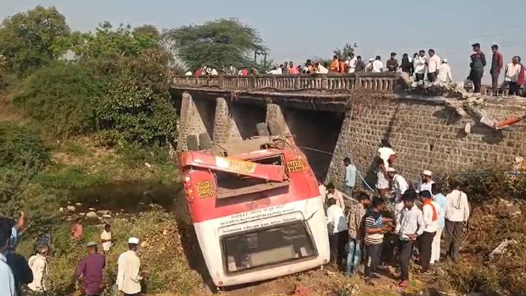 मोठी बातमी : परभणीत पुलावरून 50 फुट खोल बस कोसळली; 15 ते 20 प्रवासी गंभीर जखमी Parbhani Bus Accident 50 feet deep bus fell from bridge 15 to 20 passengers seriously injured marathi news मोठी बातमी : परभणीत पुलावरून 50 फुट खोल बस कोसळली; 15 ते 20 प्रवासी गंभीर जखमी
