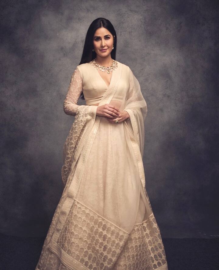 अगर आप किसी खास जगह पर होली पार्टी अटेंड करने जा रही हैं, जहां पर सभी को हेवी ड्रेस्डअप होकर आना है तो इस तरह का कुछ लहंगा ट्राई कर सकती हैं. इसके साथ ज्वैलरी मिनिमल ही रखें.