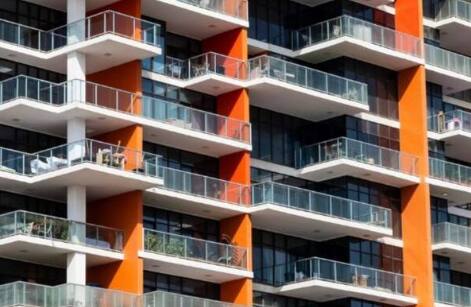 ਜੇਕਰ ਕੋਈ ਸਰਕਾਰੀ ਮੁਲਾਜ਼ਮ ਅਜਿਹੇ ਖੇਤਰ ਵਿੱਚ ਤਾਇਨਾਤ ਹੈ। ਜਿੱਥੇ ਪਰਿਵਾਰ ਰੱਖਣ ਦੀ ਇਜਾਜ਼ਤ ਹੈ। ਤਾਂ ਉਨ੍ਹਾਂ ਨੂੰ ਉੱਥੇ ਰਹਿਣ ਲਈ ਮਕਾਨ ਦਿੱਤਾ ਜਾਂਦਾ ਹੈ। ਜਿਸ ਵਿੱਚ ਬਿਜਲੀ ਅਤੇ ਪਾਣੀ ਸਮੇਤ ਸਾਰੀਆਂ ਸਹੂਲਤਾਂ ਮੁਫ਼ਤ ਵਿੱਚ ਮਿਲਦੀਆਂ ਹਨ।