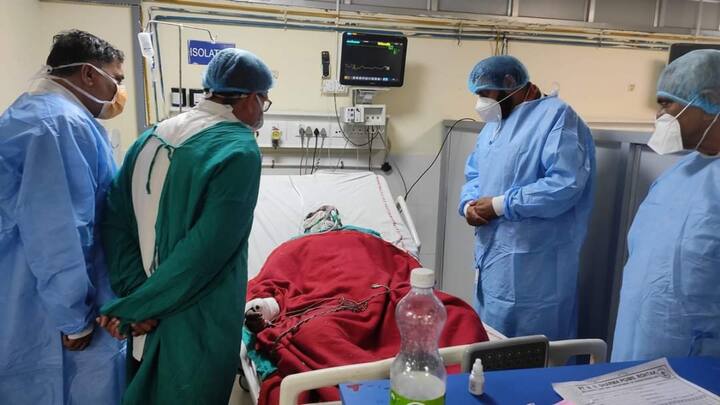 Rewari Factory Blast Case CM Nayab Singh Saini Meets injured staff in Rohtak PGIMS ANN रेवाड़ी ब्लास्ट के घायलों से मिलने CM सैनी पहुंचे रोहतक PGI, की जल्द स्वस्थ होने की कामना