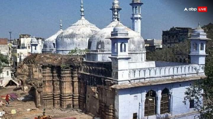 22 सितंबर 1755 में विश्वनाथ मंदिर पर एक और हमला होता है. इससे काशी के हिंदू काफी नाराज होते हैं और काफी विरोध प्रदर्शन होता है. कहा जाता है कि फिर मुगल बादशाह औरंगजेब के समय 1669 में मंदिर को तोड़ा गया.