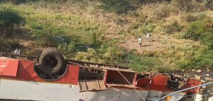 बस पलटी झाल्याने बसमधील प्रवासी जखमी झाले आहेत. Photo Credit : Reporter/Parbhani)