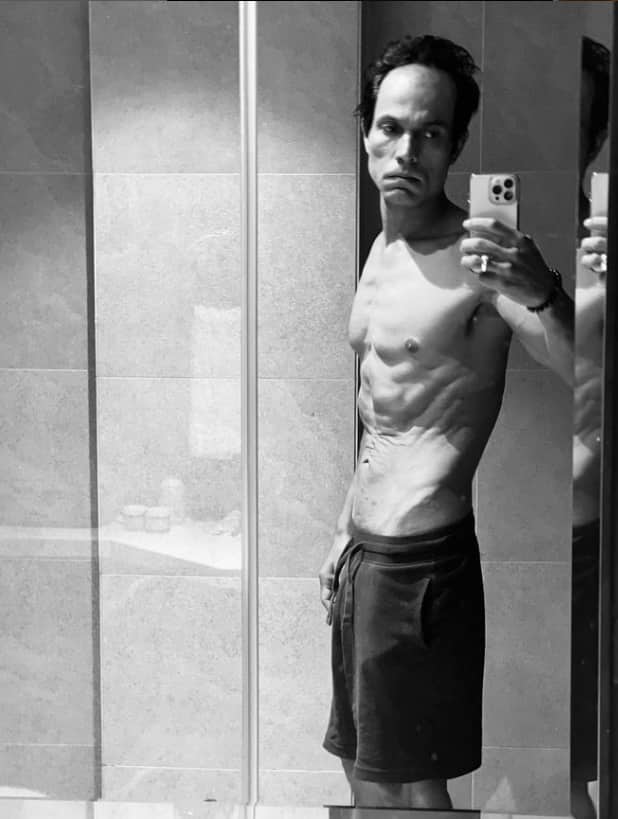 रणदीप हुड्डा फिल्म ' स्वतंत्र वीर सावरकर' में सावरकर का रोल अदा कर रहे हैं. इस रोल को लिए एक्टर ने ऐसा ट्रांसफॉर्मेशन किया है कि कोई उन्हें पहचान तक नहीं पा रहा है. एक्टर ने 30 किलों वजन घटाया है.