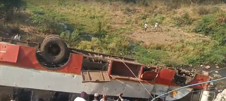 चालकाचा बसवरील नियंत्रण सुटल्याने वळणावरून बस तब्बल 50 फूट खोल नदीपत्रात कोसळली. (Photo Credit : Reporter/Parbhani)