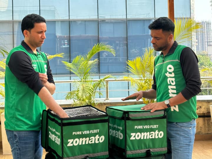 इन रिएक्शन्स के बाद दीपिंदर गोयल ने देरी न करते हुए कहा कि हम शाकाहारियों के लिए एक फ्लीट जारी रखेंगे, लेकिन इसके लिए ग्रीन डब्बे और डिलीवरी पार्टनर की ग्रीन टी-शर्ट के फैसले को वापस ले रहे हैं.