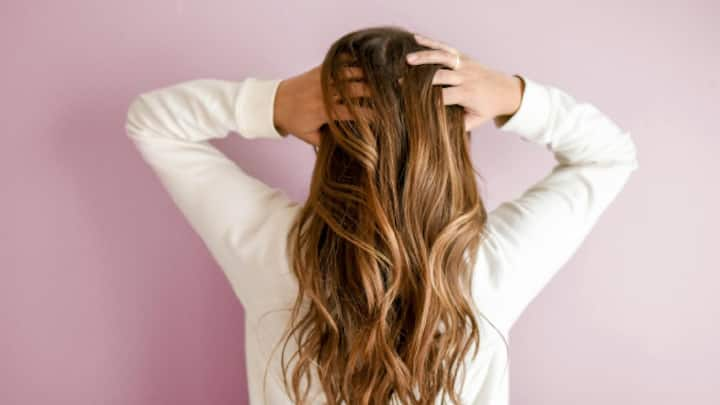 Hair Care : तुम्हालाही कोंडापासून मुक्ती मिळवायची असेल तर आम्ही तुम्हाला घरगुती उपायांनी कोंडा कसा दूर करता येईल हे सांगणार आहोत.