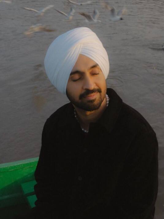 ਹਾਲ ਹੀ 'ਚ ਦਿਲਜੀਤ ਨੇ ਅਨੰਤ ਅੰਬਾਨੀ ਅਤੇ ਰਾਧਿਕਾ ਮਰਚੈਂਟ ਦੇ ਪ੍ਰੀ-ਵੈਡਿੰਗ ਫੰਕਸ਼ਨ 'ਚ ਆਪਣੇ ਪ੍ਰਦਰਸ਼ਨ ਨਾਲ ਸਾਰਿਆਂ ਨੂੰ ਪ੍ਰਭਾਵਿਤ ਕੀਤਾ। ਇਸ ਦੌਰਾਨ ਅਨੰਤ ਨੇ ਕਲਾਕਾਰ ਨੂੰ 20 ਮਿੰਟ ਵਾਧੂ ਪਰਫਾਰਮ ਕਰਨ ਲਈ ਵੀ ਕਿਹਾ ਸੀ। ਹਾਲਾਂਕਿ, ਗਾਇਕ ਨੇ ਇਸ ਸਮਾਗਮ ਲਈ ਪਰਫਾਰਮ ਕਰਨ ਲਈ ਕਿੰਨੀ ਰਕਮ ਵਸੂਲ ਕੀਤੀ, ਇਸ ਬਾਰੇ ਕੋਈ ਵੀ ਜਾਣਕਾਰੀ ਉਪਲੱਬਧ ਨਹੀਂ ਹੈ। ਪਰ ਅੰਦਾਜ਼ਾ ਲਗਾਇਆ ਜਾ ਰਿਹਾ ਹੈ ਕਿ ਉਹ ਲਗਭਗ 4 ਕਰੋੜ ਰੁਪਏ ਹੀ ਫੀਸ ਵਸੂਲੇਗਾ।