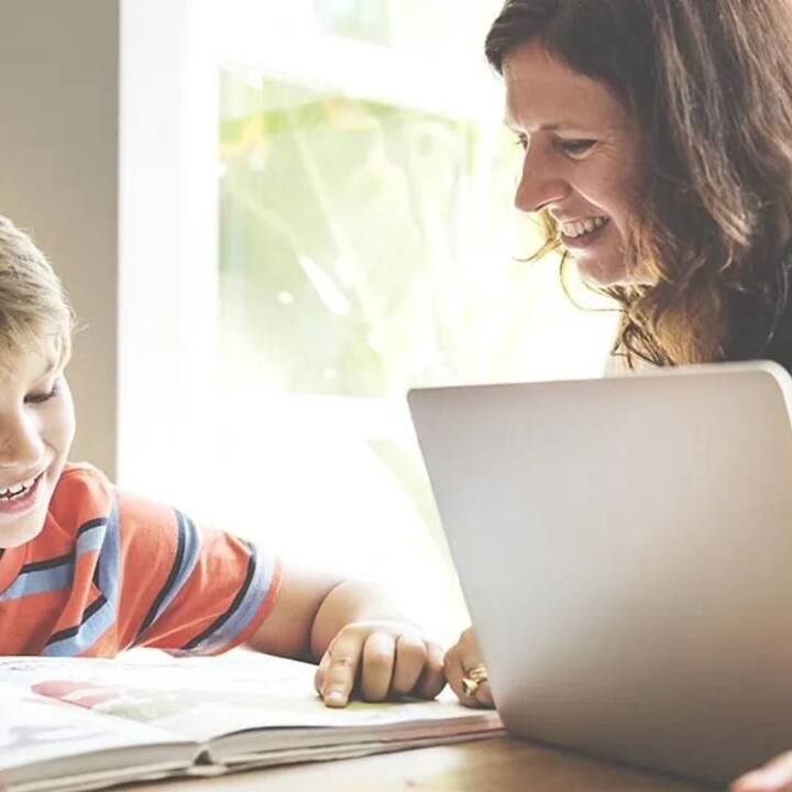 ਮਾਪੇ ਸਿੱਖਿਆ ਦੇ ਮਹੱਤਵ ਨੂੰ ਜਾਣਦੇ ਹਨ ਅਤੇ ਉਹ ਚਾਹੁੰਦੇ ਹਨ ਕਿ ਉਨ੍ਹਾਂ ਦੇ ਬੱਚੇ ਪੜ੍ਹਾਈ ਵੱਲ ਧਿਆਨ ਦੇਣ। ਅਜਿਹੇ 'ਚ ਸਹੀ ਸਮੇਂ 'ਤੇ ਬੱਚਿਆਂ 'ਚ ਕੁਝ ਆਦਤਾਂ ਵਿਕਸਿਤ ਕਰਨ ਨਾਲ ਮਦਦ ਮਿਲ ਸਕਦੀ ਹੈ। ਆਓ ਜਾਣਦੇ ਹਾਂ ਕਿਹੜੀਆਂ ਆਦਤਾਂ ਜਿਨ੍ਹਾਂ ਰਾਹੀਂ ਬੱਚੇ ਨਿਯਮਿਤ ਤੌਰ 'ਤੇ ਪੜ੍ਹਨਾ ਸਿੱਖਦੇ ਹਨ।