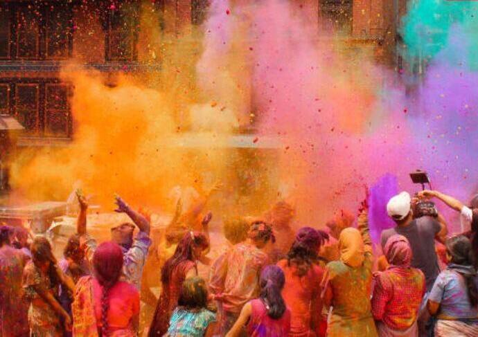 હોલિકા દહનનો શ્રેષ્ઠ સમય બપોરે 11.13 થી 12.27 સુધીનો રહેશે. આ સમય દરમિયાન તમે પૂજા કરી શકો છો. ઘરમાં સુખ, શાંતિ અને સમૃદ્ધિ બની રહે અને દેવી લક્ષ્મીની કૃપા હંમેશા તમારા પર બની રહે. બીજા દિવસે રંગોથી હોળી રમવામાં આવે છે.