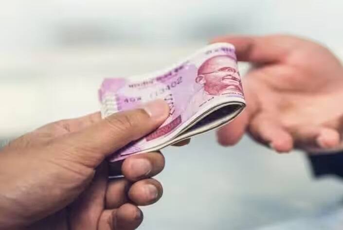 ધનનું દાનઃ હોળી અને હોલિકા દહનના દિવસોમાં તમારે પૈસાનું દાન કરવાનું ટાળવું જોઈએ. આ દિવસોમાં પૈસાનું દાન કરવાથી તમારી આર્થિક સ્થિતિ પર અસર પડી શકે છે.