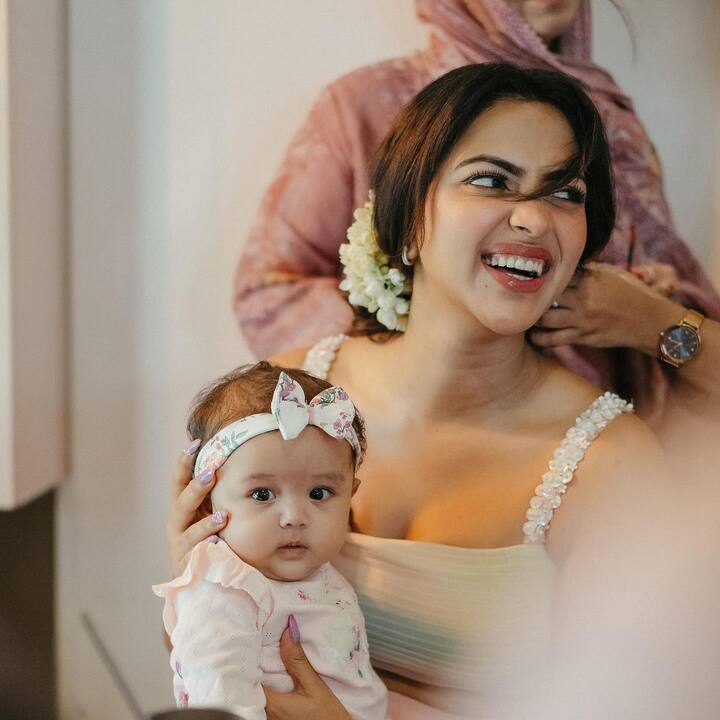 இந்த பதிவை பார்த்த சில ரசிகர்கள், “அமலா பாலின் குழந்தையா இது? இவ்வளவு வேகமா வளர்ந்துட்டாங்களே?” என ஷாக் ஆகி கமெண்ட் செய்து வருகின்றனர். ஆனால், இது அமலா பாலுடைய உறவுக்காரரின் குழந்தை என்பது குறிப்பிடத்தக்கது.