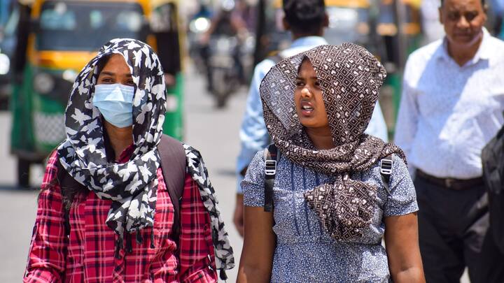 Delhi Weather Today: ​दिल्ली में मौसम तेजी से बदल रहा है. आईएमडी के मुताबिक तेज हवा के साथ तापमान में बढ़ोतरी की संभावना है. आज दिन का तापमान कल से कम रहने की संभावना है.