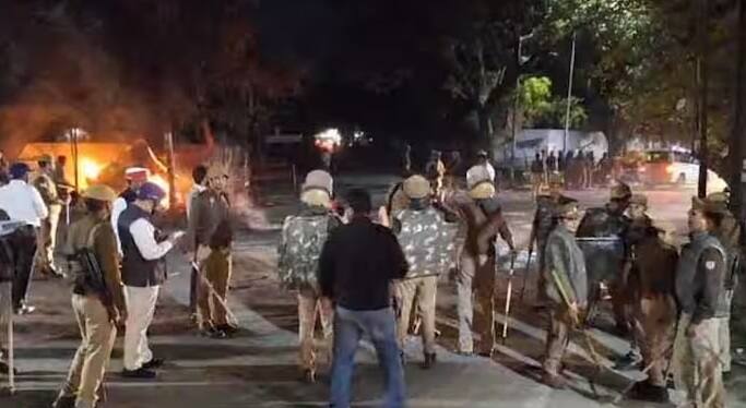 Badaun Double Murder: Badaun double murder: Uttar Pradesh Police arrests second accused Javed Badaun Double Murder: બદાયૂં હત્યાકાંડનો બીજો આરોપી જાવેદ ઝડપાયો, મોબાઇલ બંધ કરી ભાગ્યો હતો દિલ્હી