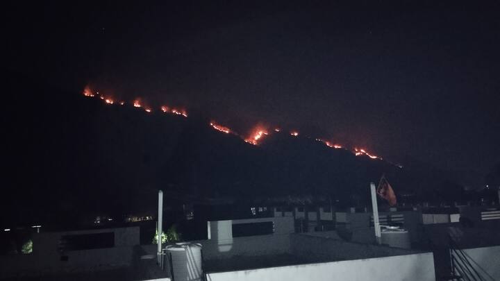 लोगों का मानना है कि पहाड़ियों पर आग लगने के दो कारण है. पहला तो सूखे पत्ते हवा से टकराते हैं जिससे अग्नि उत्पन्न होती है. वहीं दूसरा यह कि ग्रामीण क्षेत्र में मगरा (पहाड़ी) स्नान की मान्यता है. मन्नत पूरी होने पर आग लगाई जाती है. राहत और बचाव कार्य की बात करें तो जब पहाड़ पर लगाई आग आबादी क्षेत्र तक पहुंचती है तो फायर ब्रिगेड काबू करने के लिए पहुंचती है. पहाड़ी के ऊपर लगी आग तक पहुंचने के संसाधन नहीं होने पर वह जलती रहती है.