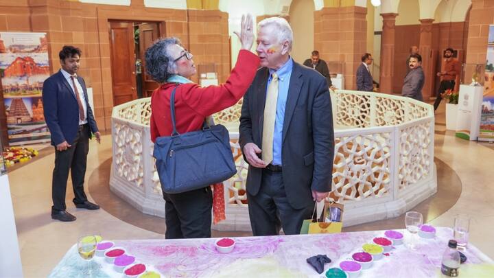 ব্রিটেনের লন্ডনে ভারতীয় দূতাবাসে হোলি উদযাপন হল। তার কিছু ছবিও পোস্ট করা হয়েছে দূতাবাসের টুইটারে।(ছবি সৌজন্য - এক্স@HCI_London)