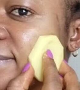 ਆਲੂਆਂ ਵਿੱਚ ਮੌਜੂਦ ਵਿਟਾਮਿਨ ਸੀ ਕੋਲੇਜਨ ਦੇ ਉਤਪਾਦਨ ਨੂੰ ਵਧਾਉਂਦਾ ਹੈ ਅਤੇ ਝੁਰੜੀਆਂ ਅਤੇ ਫਾਈਨ ਲਾਈਨਾਂ ਨੂੰ ਘਟਾਉਂਦਾ ਹੈ। ਆਓ ਜਾਣਦੇ ਹਾਂ ਚਿਹਰੇ 'ਤੇ ਆਲੂ ਨੂੰ ਰਗੜਨ ਦੇ ਹੋਰ ਫਾਇਦਿਆਂ ਬਾਰੇ।