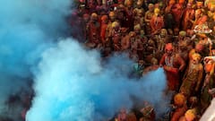 Holi 2024: একদিকে লাঠি, অন্যদিকে ঢাল! এই রঙের উৎসবে জড়িয়ে রাধা-কৃষ্ণের কাহিনি