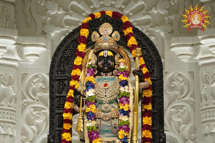 वैदिक मंत्रोच्चार आणि अभिजीत मुहूर्तावर रामाच्या बालस्वरुपी मूर्तीची प्राणप्रतिष्ठा करण्यात आली. (Photo credit : Twitter/@ShriRamTeerth)
