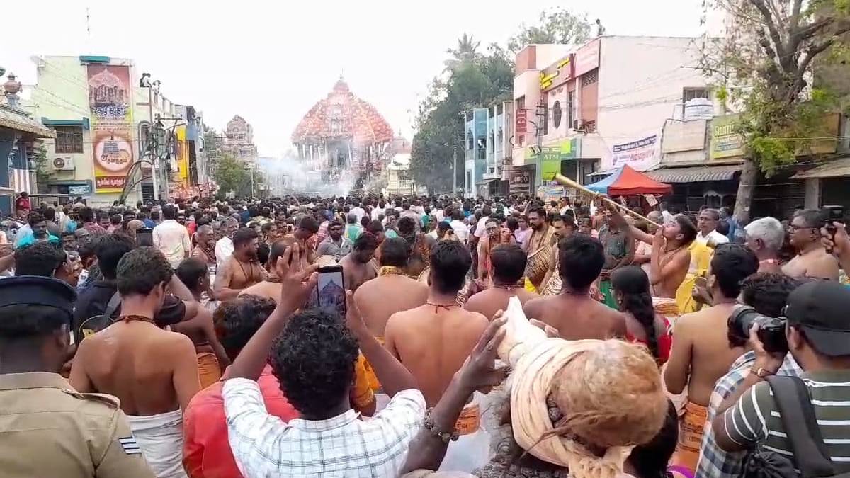 Thiruvarur: ஆரூரா, தியாகேசா.. கோலாகலமாக நடைபெற்ற திருவாரூர் ஆழித்தேரோட்டம்..!