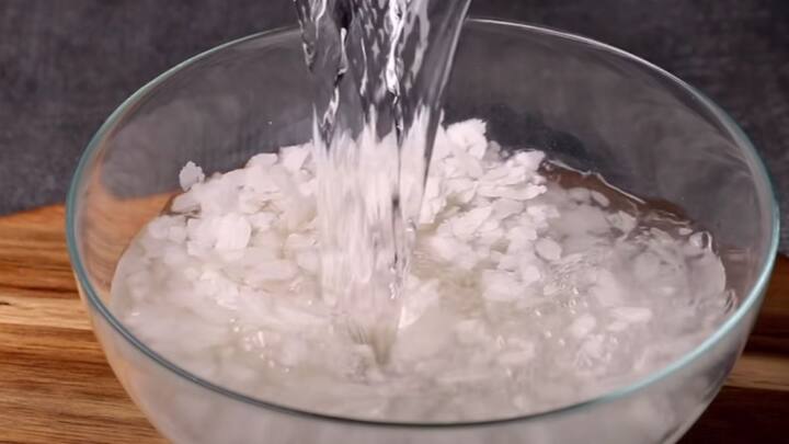 தண்ணீரில் ஊறை வைத்த ஒரு கப் அவல் ஒரு பாத்திரத்தில் எடுக்கவும்.