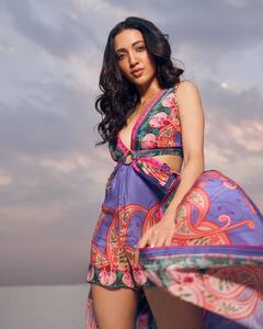 Neha Shetty Photos: ప్లే సూట్ మ్యాక్సీలో నేహా శెట్టి - ఆ డ్రస్ రేటెంతో తెలుసా?