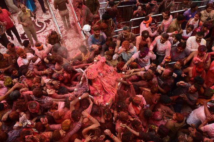 मंदिर परिसर से लेकर गोदौलिया तक भारी संख्या में श्रद्धालु नजर आए.