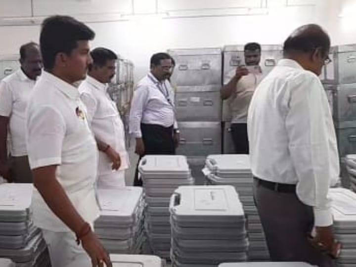 Lok sabha election 2024 Testing of electronic voting machines in the presence of government officials and political parties in karur - TNN கரூரில் மின்னணு வாக்குப்பதிவு இயந்திரம் வைப்பு அறை திறப்பு