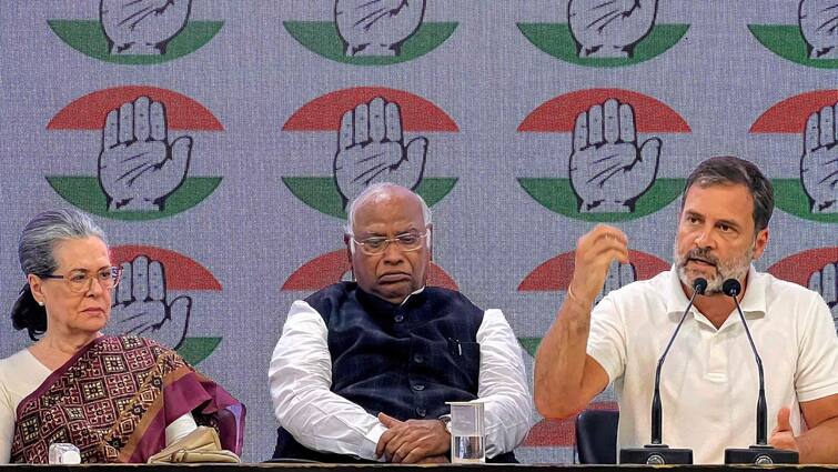 IT Action Congress Account freeze Sonia gandhi rahul gandhi lead charge against narendra Modi govt Mallikarjun Kharge before lok sabha election 2024 Lok Sabha Election 2024: अकाउंट फ्रीज मामले में मोदी सरकार पर बरसे सोनिया और राहुल गांधी, जानें 5 बड़ी बातें