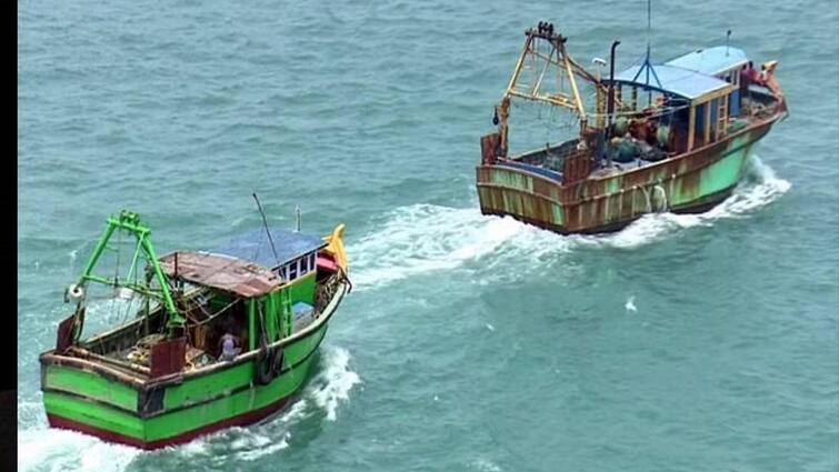 32 tamilnadu fishermen arrest by srilankan navy Fishermen Arrest: அதிர்ச்சி! - எல்லை தாண்டி மீன் பிடித்ததாக 32 மீனவர்களை கைது செய்த இலங்கை கடற்படை!