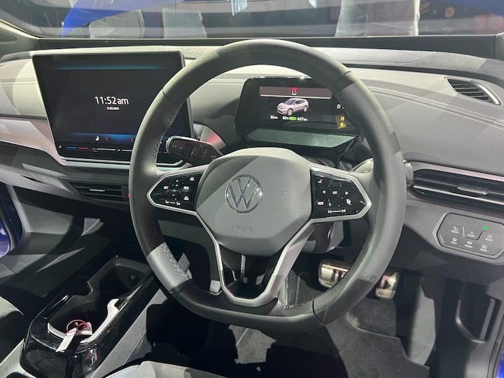 ID4 EV के साइज की बात करें तो लंबाई लगभग 4.5 मीटर और यह क्रॉसओवर शेप के साथ आती है साथ ही इसमें ब्लैंकड ग्रिल मिलती है. ID4 के रियर में फुल लेंथ लाइटिंग भी मिलती है.