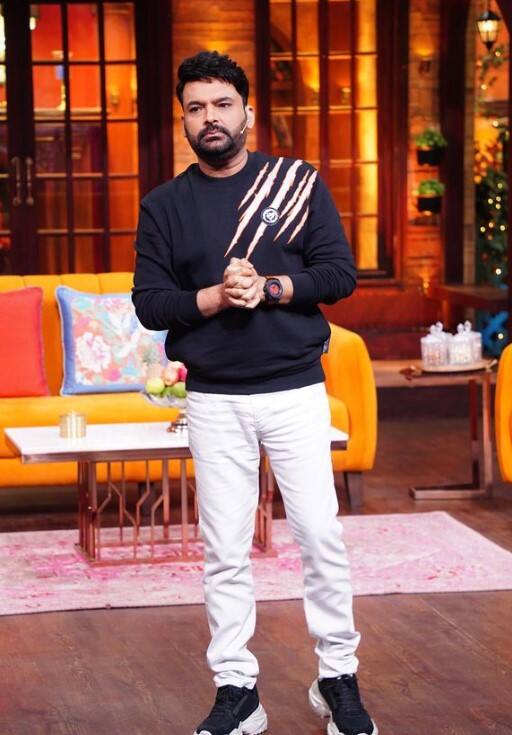 कपिल शर्मा ने बॉलीवुड में 9 साल के अपने करियर में बस एक हिट फिल्म दी है लेकिन उनकी नेटवर्थ जानकर होश उड़ जाएंगे. कपिल 300 करोड़ रुपये की कुल संपत्ति के साथ सबसे अमीर टेलीविजन अभिनेता हैंय वह कथित तौर पर प्रति फिल्म 50 लाख रुपये चार्ज करते हैं.