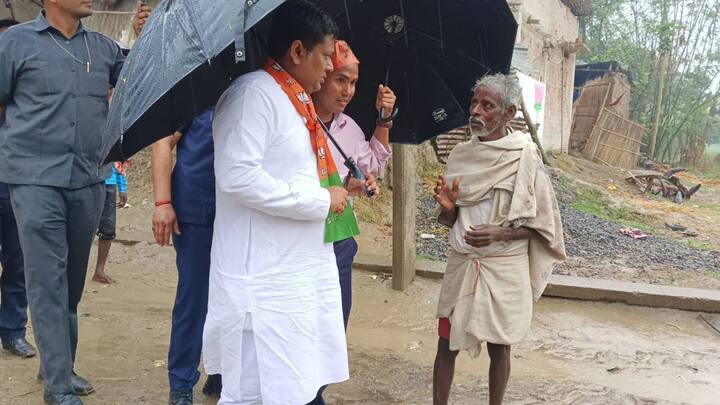 উত্তর ২৪ পরগনায় দক্ষিণ হাবরার সভা থেকে পাল্টা তাঁকে চ্যালেঞ্জ ছুড়ে দেন শুভেন্দু অধিকারী। বলেন,একজনেরও যদি নাগরিকত্ব যায় তাহলে আমি বিধায়ক পদ থেকে পদত্য়াগ করব।