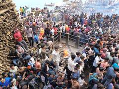 Kahi Masane Ki Holi: काशी में रंग- गुलाल से नहीं चिताओं की भस्म से खेली जाती है होली, देखें तस्वीर