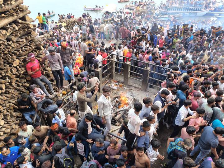 वाराणसी की हर परंपरा अलग होती है, अनूठी मानी जाती है. इस परंपरा की एक मिसाल होली के भी मौके पर तब देखने को मिलती है जहाँ धधकती चिताओं के बीच लोग होली के हुड़दंग में मशगूल रहते हैं.