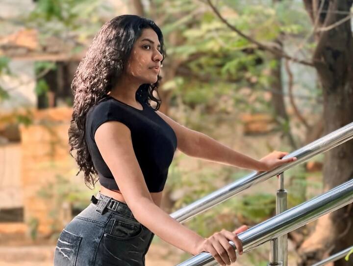 సోషల్ మీడియాలో శివాని ఫుల్ యాక్టివ్ గా ఉంటుంది. Photot Credit: Shivani Rajashekar